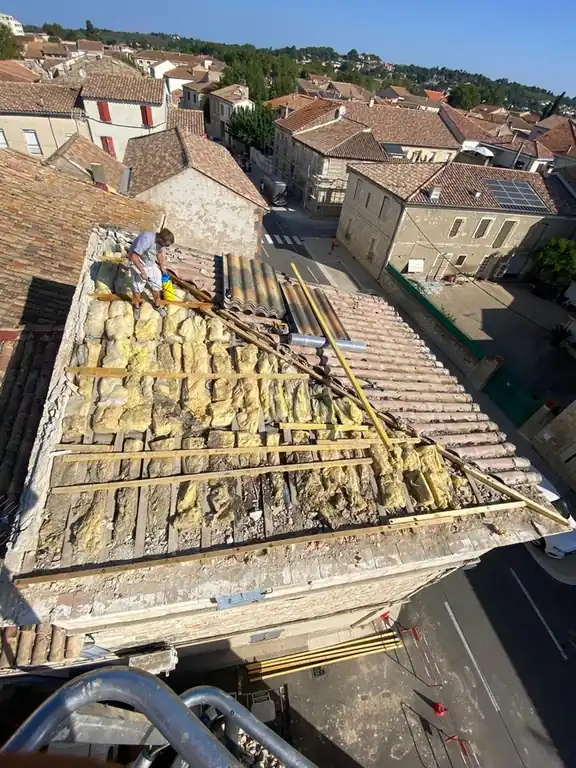 Charpente mise à nu après dépose de la couverture, rue en contrebas