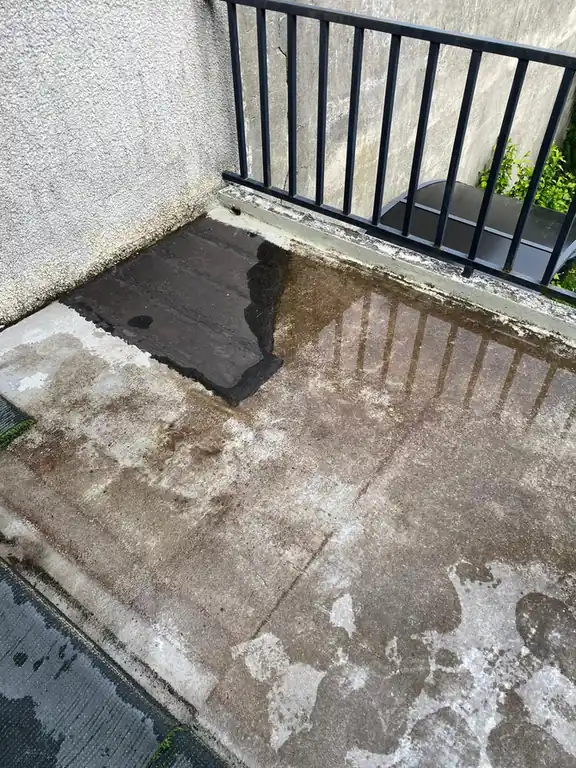 Terrasse en béton avec trace d'eau stagnante avant reprise d'étanchéité
