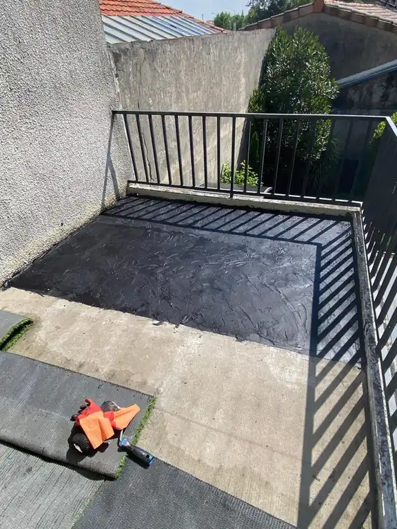 Terrasse recouverte d'une membrane d'étanchéité, garde-corps en bordure