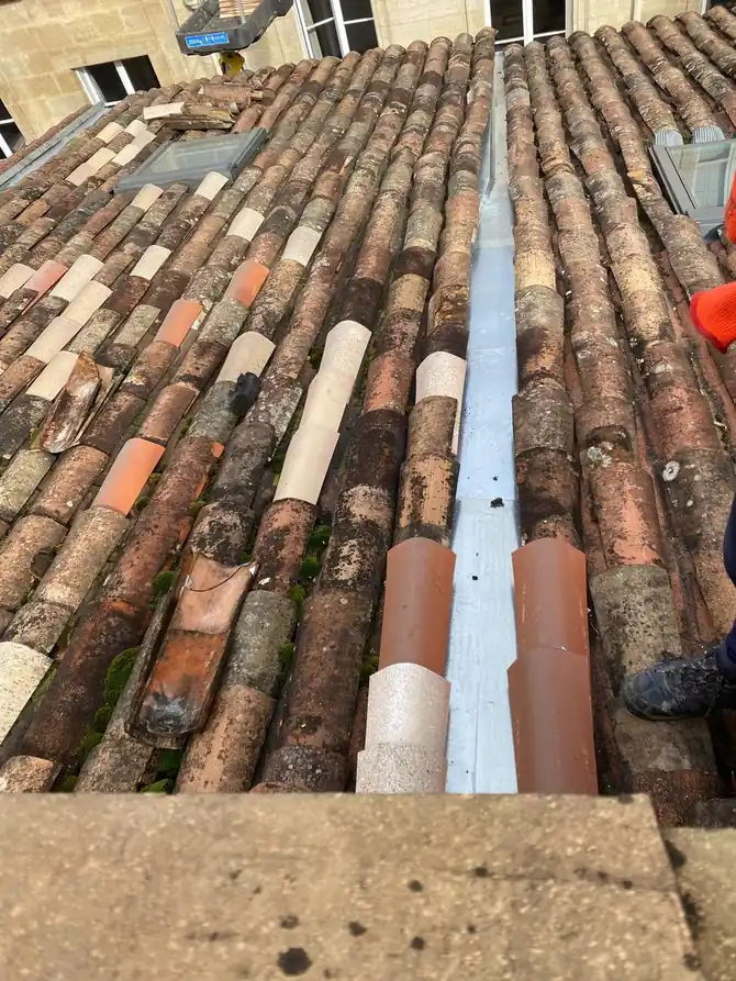 Noue en zinc entre deux pans de tuiles canal