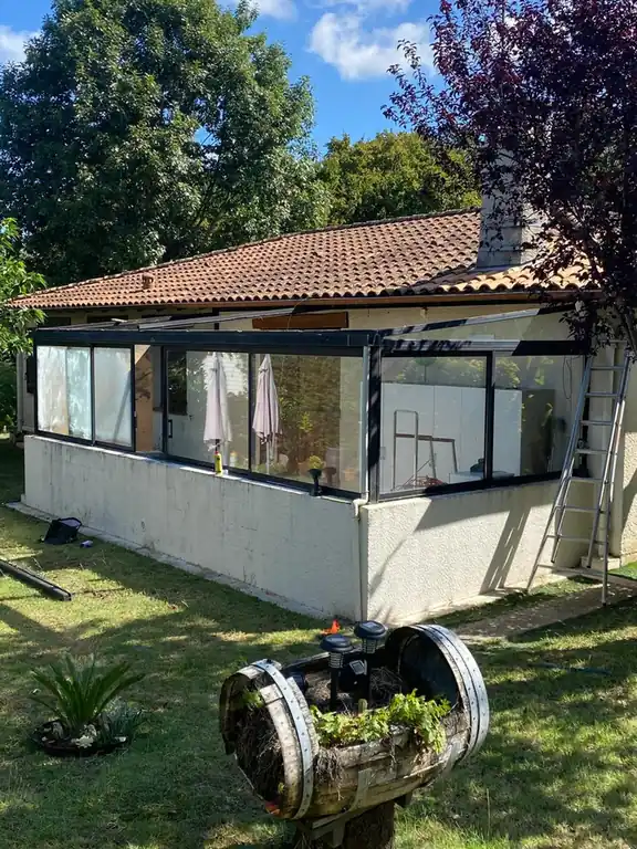 Maison de plain-pied et sa véranda, toiture en tuiles
