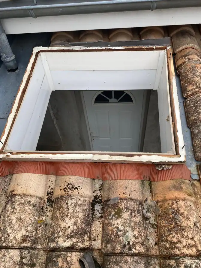 Ouverture de toiture avec encadrement intérieur, vue plongeante