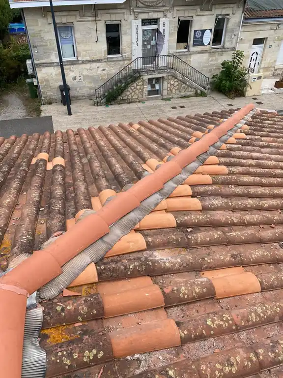 Faîtage et tuiles canal, maison de ville en arrière-plan