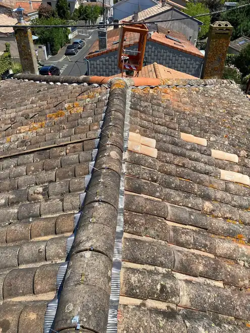 Faîtage en zinc vu de près sur une couverture ancienne