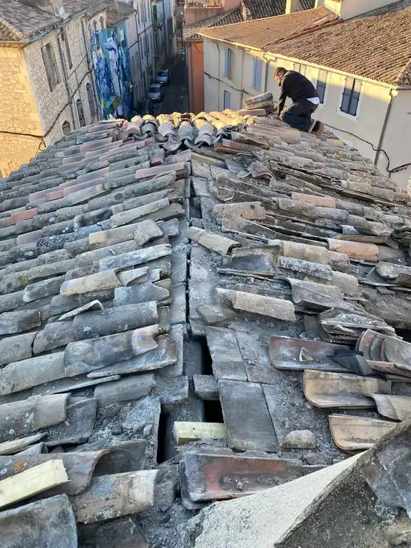 Toiture ancienne très dégradée, tuiles descellées et déplacées
