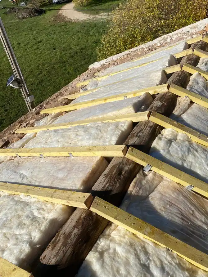 Chevrons anciens et liteaux neufs posés par-dessus
