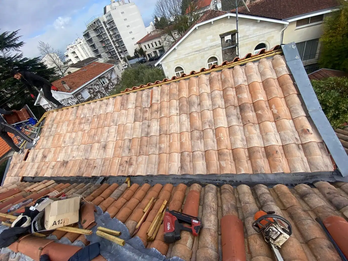 Toiture en cours de dépose, outils posés sur le rampant